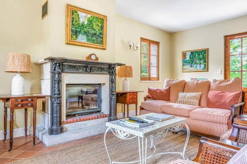 Beautiful French Villa, Sleeps 8, Private Pool & Starlink WIFI in Bourdeilles Beautiful French Villa, Sleeps 8, Private Pool & Starlink WIFI in Bourdeilles