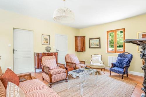 Beautiful French Villa, Sleeps 8, Private Pool & Starlink WIFI in Bourdeilles Beautiful French Villa, Sleeps 8, Private Pool & Starlink WIFI in Bourdeilles