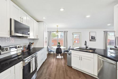 Modern Comforts & Classic Charm w Pool 5BD in ฟอสซิล ครีก Modern Comforts & Classic Charm w Pool 5BD in ฟอสซิล ครีก