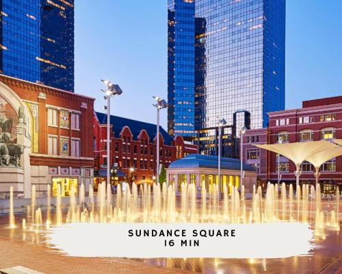 Modern Comforts & Classic Charm w Pool 5BD in ฟอสซิล ครีก Modern Comforts & Classic Charm w Pool 5BD in ฟอสซิล ครีก