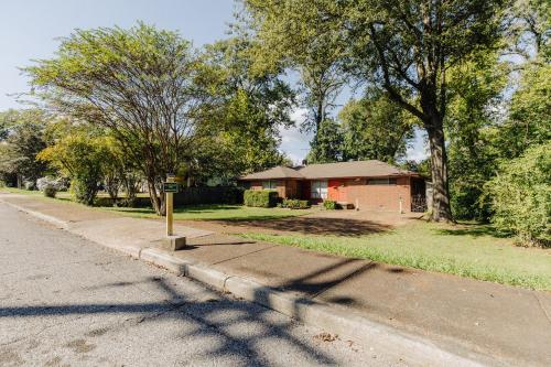 Szolgáltatások, Centrally Located Memphis Tiny Home Queen Bed REAR near Memphis Zoo Szolgáltatások, Centrally Located Memphis Tiny Home Queen Bed REAR near Memphis Zoo