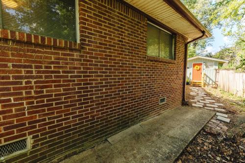 Szolgáltatások, Centrally Located Memphis Tiny Home Queen Bed REAR near Memphis Zoo Szolgáltatások, Centrally Located Memphis Tiny Home Queen Bed REAR near Memphis Zoo