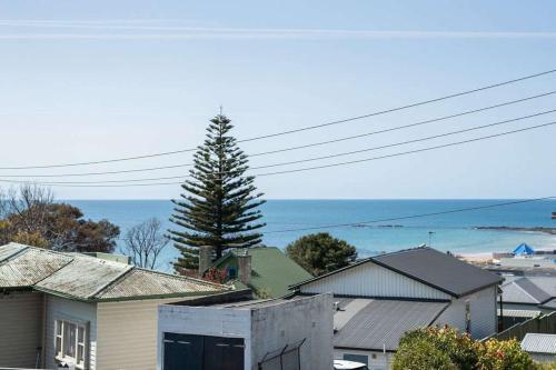 Modern 3-Bed Coastal Escape in Burnie Modern 3-Bed Coastal Escape in Burnie