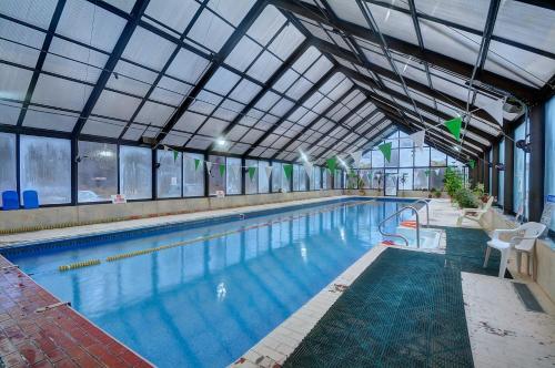 สระว่ายน้ำ, Colonial Motel and Spa in แบตเทิลโบโร (VT) สระว่ายน้ำ, Colonial Motel and Spa in แบตเทิลโบโร (VT)