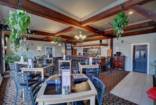 Pub/Lounge, Colonial Motel and Spa in Brattleboro (VT) Pub/Lounge, Colonial Motel and Spa in Brattleboro (VT)