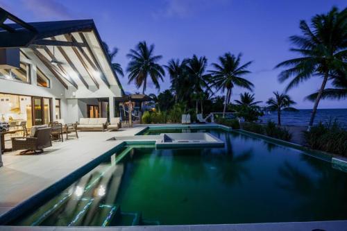 Casa de Wilson - 5 Bedroom Beachfront Villa in Maya Beach Casa de Wilson - 5 Bedroom Beachfront Villa in Maya Beach