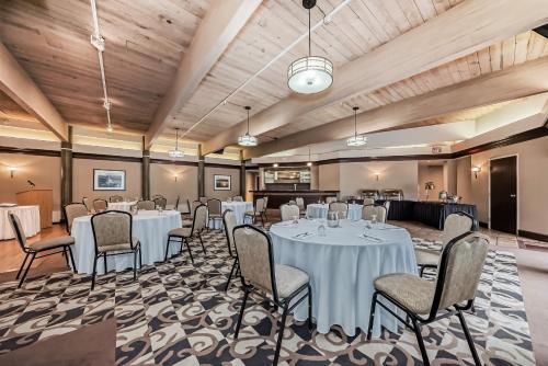 Banquet hall, Jasper Inn & Suites in Jasper (AB) Banquet hall, Jasper Inn & Suites in Jasper (AB)