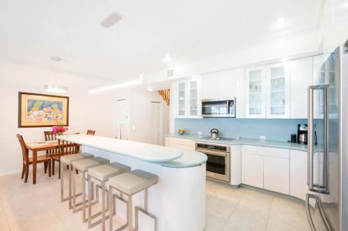 Northern Lights 5 - Family-Friendly Condo with Shared Pool, Great Snorkeling in Grand Cayman Northern Lights 5 - Family-Friendly Condo with Shared Pool, Great Snorkeling in Grand Cayman