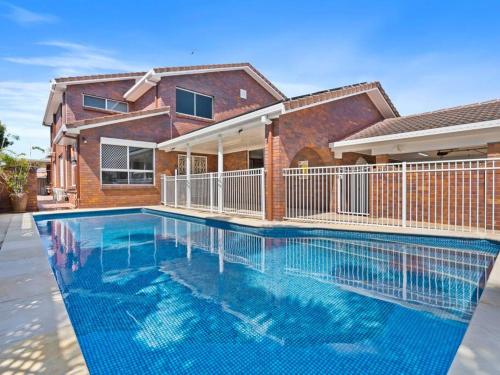 Spacious Family Oasis 5bd Waterfront Pool in Benowa Spacious Family Oasis 5bd Waterfront Pool in Benowa