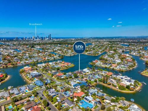 Spacious Family Oasis 5bd Waterfront Pool in Benowa Spacious Family Oasis 5bd Waterfront Pool in Benowa
