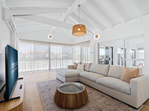 Spacious Family Oasis 5bd Waterfront Pool in Benowa Spacious Family Oasis 5bd Waterfront Pool in Benowa