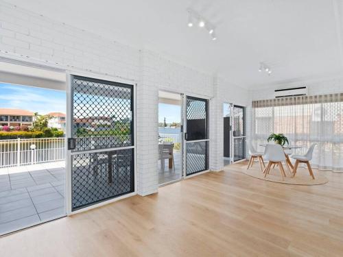 Spacious Family Oasis 5bd Waterfront Pool in Benowa Spacious Family Oasis 5bd Waterfront Pool in Benowa