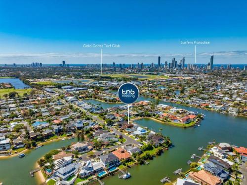 Spacious Family Oasis 5bd Waterfront Pool in Benowa Spacious Family Oasis 5bd Waterfront Pool in Benowa