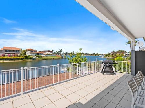 Spacious Family Oasis 5bd Waterfront Pool in Benowa Spacious Family Oasis 5bd Waterfront Pool in Benowa