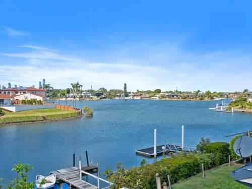 Spacious Family Oasis 5bd Waterfront Pool in Benowa Spacious Family Oasis 5bd Waterfront Pool in Benowa