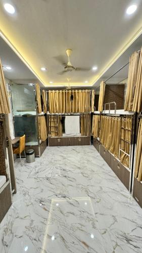 Hotel Elliott Inn near ห้างสรรพสินค้าโอเบอรอย Hotel Elliott Inn near ห้างสรรพสินค้าโอเบอรอย