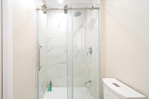 Bathroom, Glamorous 3BDR Heart of Plateau A in Plateau Mont Royal Bathroom, Glamorous 3BDR Heart of Plateau A in Plateau Mont Royal