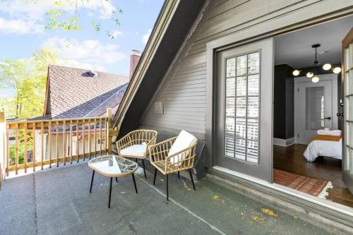 Walnut Remodeled Modern 5BR Home Walkable King Bed in 中城西港 Walnut Remodeled Modern 5BR Home Walkable King Bed in 中城西港