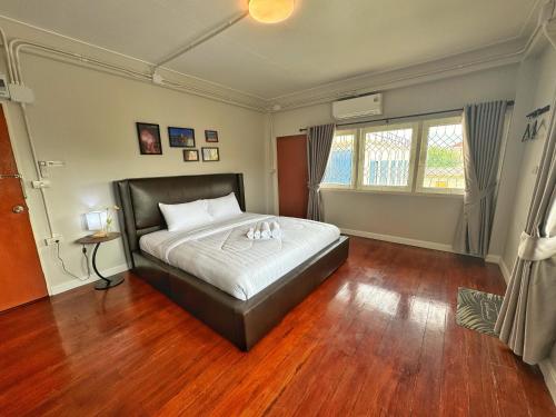 Van Vliet Hostel near Wat Suwan Dararam Ratchaworawihan Van Vliet Hostel near Wat Suwan Dararam Ratchaworawihan
