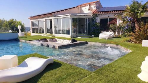 Villa spacieuse avec piscine à Marseille, 300 m², 13 pers