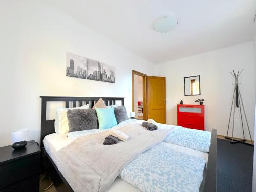 Spacious 3-bedroom with Balcony & Free Parking