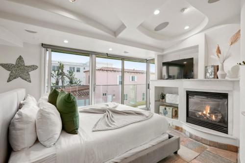 Stunning Oceanfront Boardwalk Condo - Spa, Steps2Beach, Parking & Fast Wifi! near Belmont Park Stunning Oceanfront Boardwalk Condo - Spa, Steps2Beach, Parking & Fast Wifi! near Belmont Park