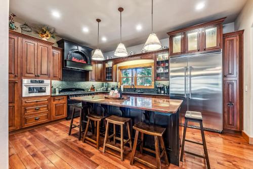 Luxurious 5BDR Getaway with Hot Tub and Mountain Views in Blue River Luxurious 5BDR Getaway with Hot Tub and Mountain Views in Blue River