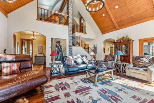 Luxurious 5BDR Getaway with Hot Tub and Mountain Views in Blue River Luxurious 5BDR Getaway with Hot Tub and Mountain Views in Blue River