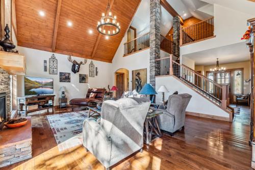 Luxurious 5BDR Getaway with Hot Tub and Mountain Views in Blue River Luxurious 5BDR Getaway with Hot Tub and Mountain Views in Blue River