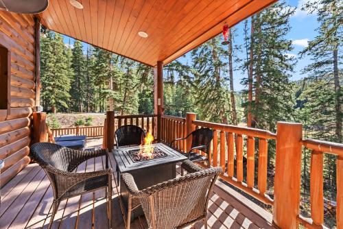 Luxurious 5BDR Getaway with Hot Tub and Mountain Views in Blue River Luxurious 5BDR Getaway with Hot Tub and Mountain Views in Blue River
