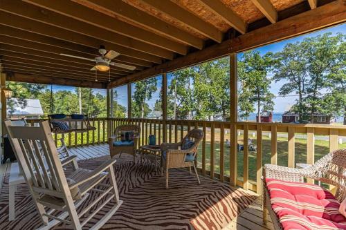 Riverside Dreams -golfcart-views-screened porch in ไพนีย์พอยต์ (แมรีแลนด์) Riverside Dreams -golfcart-views-screened porch in ไพนีย์พอยต์ (แมรีแลนด์)