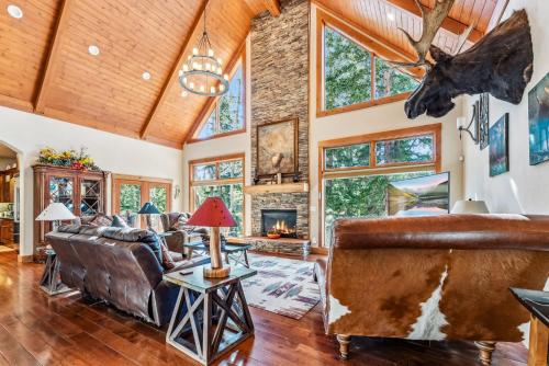Luxurious 5BDR Getaway with Hot Tub and Mountain Views in Blue River Luxurious 5BDR Getaway with Hot Tub and Mountain Views in Blue River