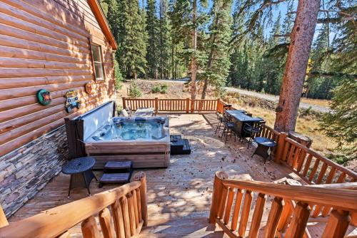 Luxurious 5BDR Getaway with Hot Tub and Mountain Views in Blue River Luxurious 5BDR Getaway with Hot Tub and Mountain Views in Blue River