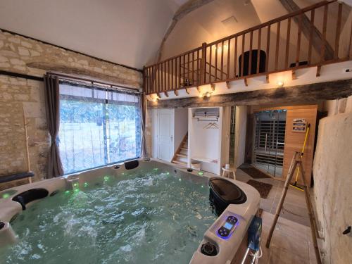 Pezsgőfürdő, Domaine du Moulin Neuf aux portes de Beauval in Montresor Pezsgőfürdő, Domaine du Moulin Neuf aux portes de Beauval in Montresor