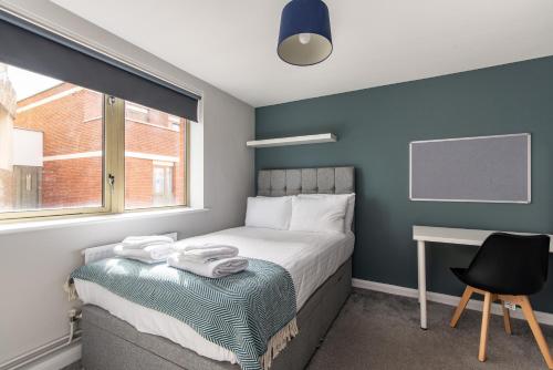 Spacious 6-Bed Flat in City Centre