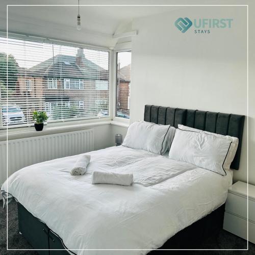 Stylish & Spacious 4-Bed Apartment with Free Parking