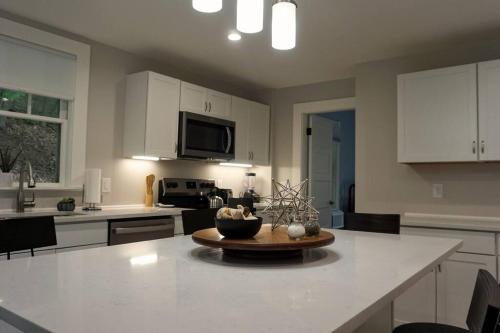 Amazing view of Lake Winnisquam, fully remodeled! in Тилтон Amazing view of Lake Winnisquam, fully remodeled! in Тилтон