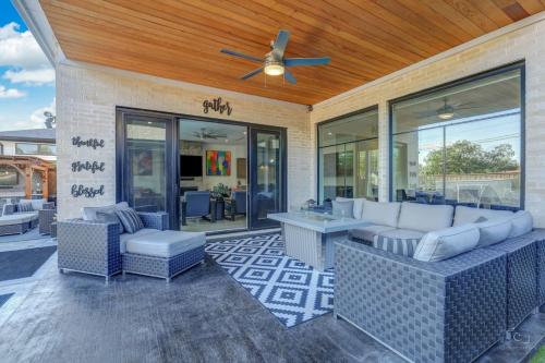 New. The Sunset Villa. Centrally located. Pool. Game Room. in University Park New. The Sunset Villa. Centrally located. Pool. Game Room. in University Park