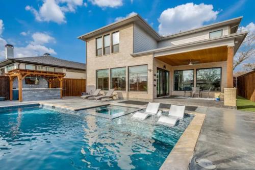 New. The Sunset Villa. Centrally located. Pool. Game Room. in University Park New. The Sunset Villa. Centrally located. Pool. Game Room. in University Park