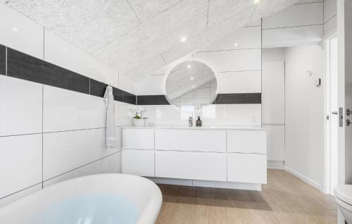 ห้องน้ำ, 5 Bedroom Cozy Home In Hejls in ไฮย์ลสมินเดอ ห้องน้ำ, 5 Bedroom Cozy Home In Hejls in ไฮย์ลสมินเดอ