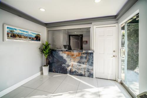 Lobby, Rodeway Inn & Suites Pasadena in Pasadena Lobby, Rodeway Inn & Suites Pasadena in Pasadena