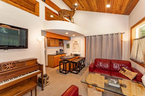 Two Adjacent Cabins near Silverwood with Vintage Ice Cream Parlor & Movie Theater in Blanchard (ID) Two Adjacent Cabins near Silverwood with Vintage Ice Cream Parlor & Movie Theater in Blanchard (ID)