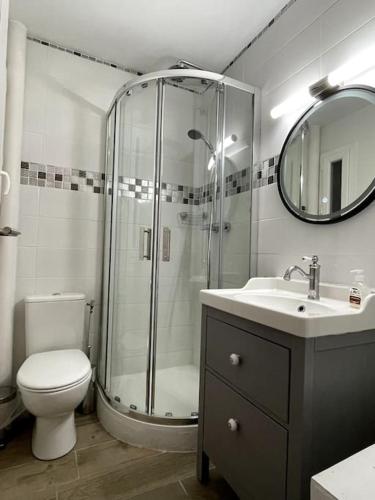 Bathroom, Eden urbain au centre ville in Chalon-sur-Saone Bathroom, Eden urbain au centre ville in Chalon-sur-Saone