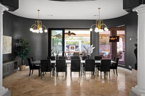 Luxury Mansion, Heated Pool and Spa, Pickleball, Batting Cage, 2 Game Rooms, Speakeasy near Scottsdale repülőtér Luxury Mansion, Heated Pool and Spa, Pickleball, Batting Cage, 2 Game Rooms, Speakeasy near Scottsdale repülőtér
