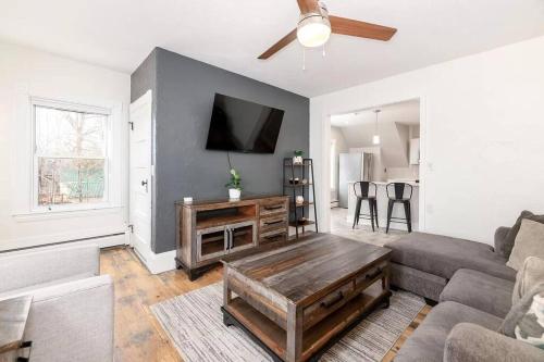 2-Unit House, big Lake Winnisquam views - Sleeps 13 in Тилтон 2-Unit House, big Lake Winnisquam views - Sleeps 13 in Тилтон