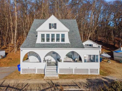 2-Unit House, big Lake Winnisquam views - Sleeps 13 in Тилтон 2-Unit House, big Lake Winnisquam views - Sleeps 13 in Тилтон