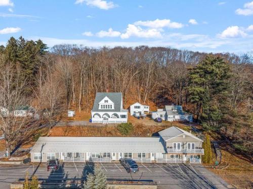 2-Unit House, big Lake Winnisquam views - Sleeps 13 in Тилтон 2-Unit House, big Lake Winnisquam views - Sleeps 13 in Тилтон