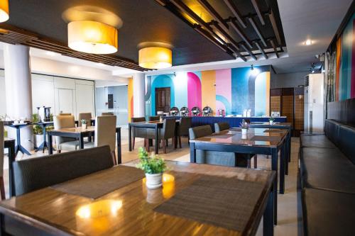 Restaurant, Holiday Suites Business District - Formerly Empire Suites Hotel near Palawan Museum Restaurant, Holiday Suites Business District - Formerly Empire Suites Hotel near Palawan Museum