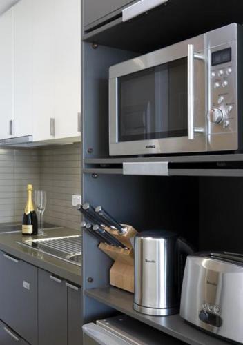 廚房, 加羅林酒店式公寓布里奇頓 (Caroline Serviced Apartments Brighton) in 布萊頓 廚房, 加羅林酒店式公寓布里奇頓 (Caroline Serviced Apartments Brighton) in 布萊頓