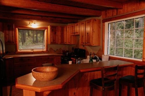 Konyha, Rustic Executive Cabin at Beaverfoot in Parson (BC) Konyha, Rustic Executive Cabin at Beaverfoot in Parson (BC)